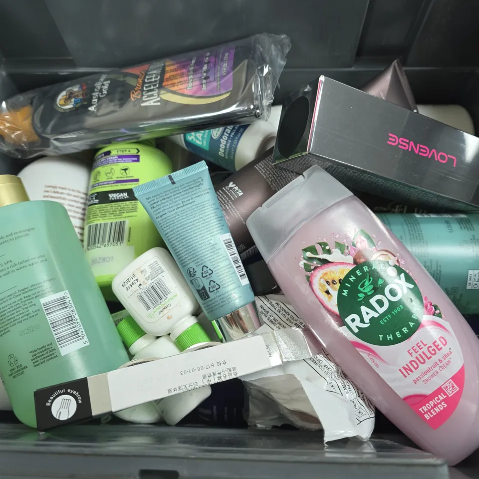 APPROXIMATELY 15 ASSORTED HEALTH & BEAUTY PRODUCTS TO INCLUDE LOVENSE WATER-BASED LUBICANT, CHAMPNEYS ENERGISING BODY CLEANSER, GARNIER AIR DRY CREAM, ETC - COLLECTION ONLY
