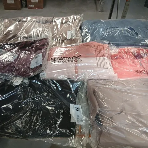 APPROXIMATELY 32 ITEMS OF ASSORTED REGATTA/DARE2B CLOTHING AND ACCESSORIES