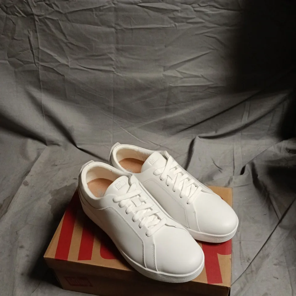 FITFLOP RALLY SNEAKERS – URBAN WHITE, LEATHER, UK 5 (US 7, EU 38)