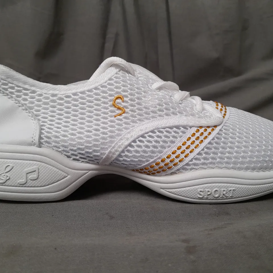 BOXED PAIR OF DESIGNER SHOES IN WHITE EU SIZE 40