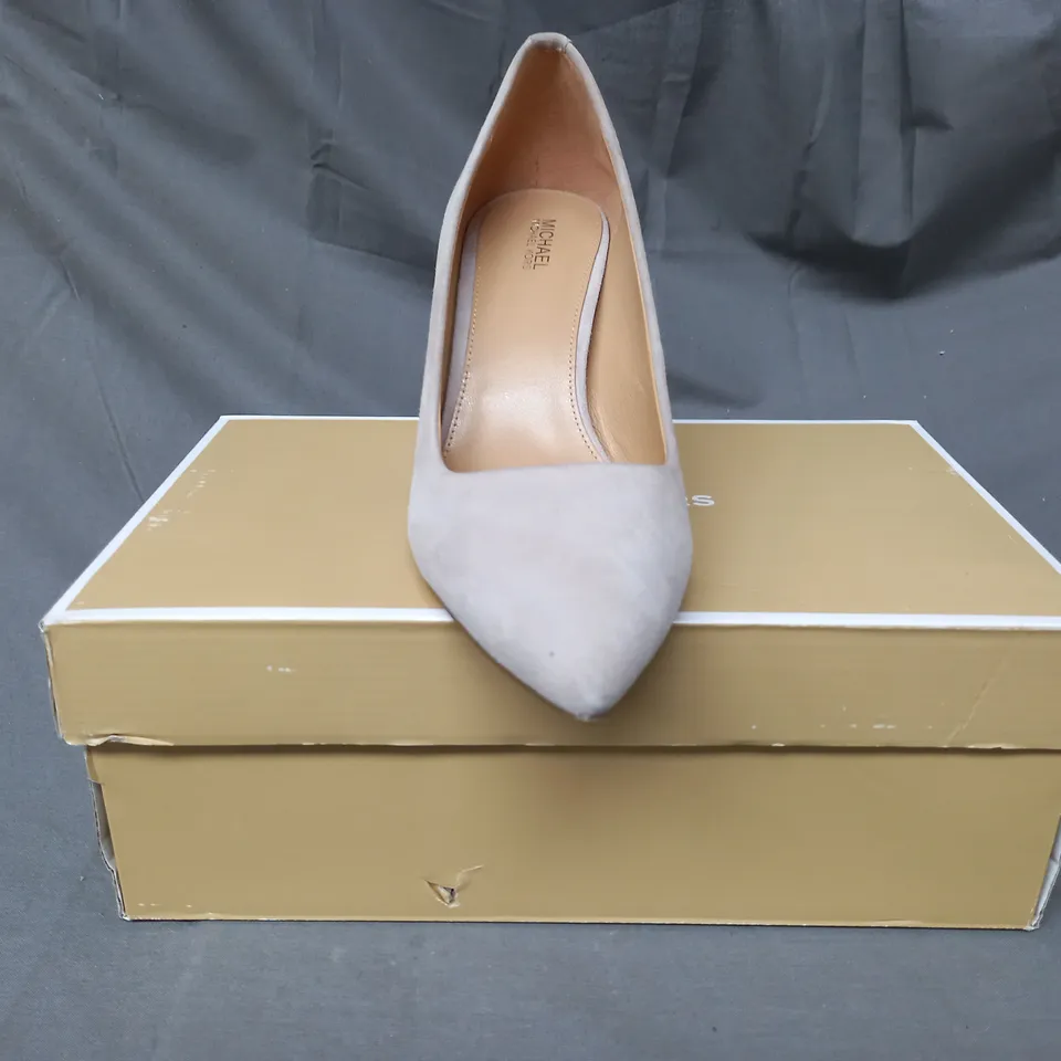 BOXED PAIR OF MICHAEL KORS POINTED TOE HEELS IN GREY SIZE UNSPECIFIED