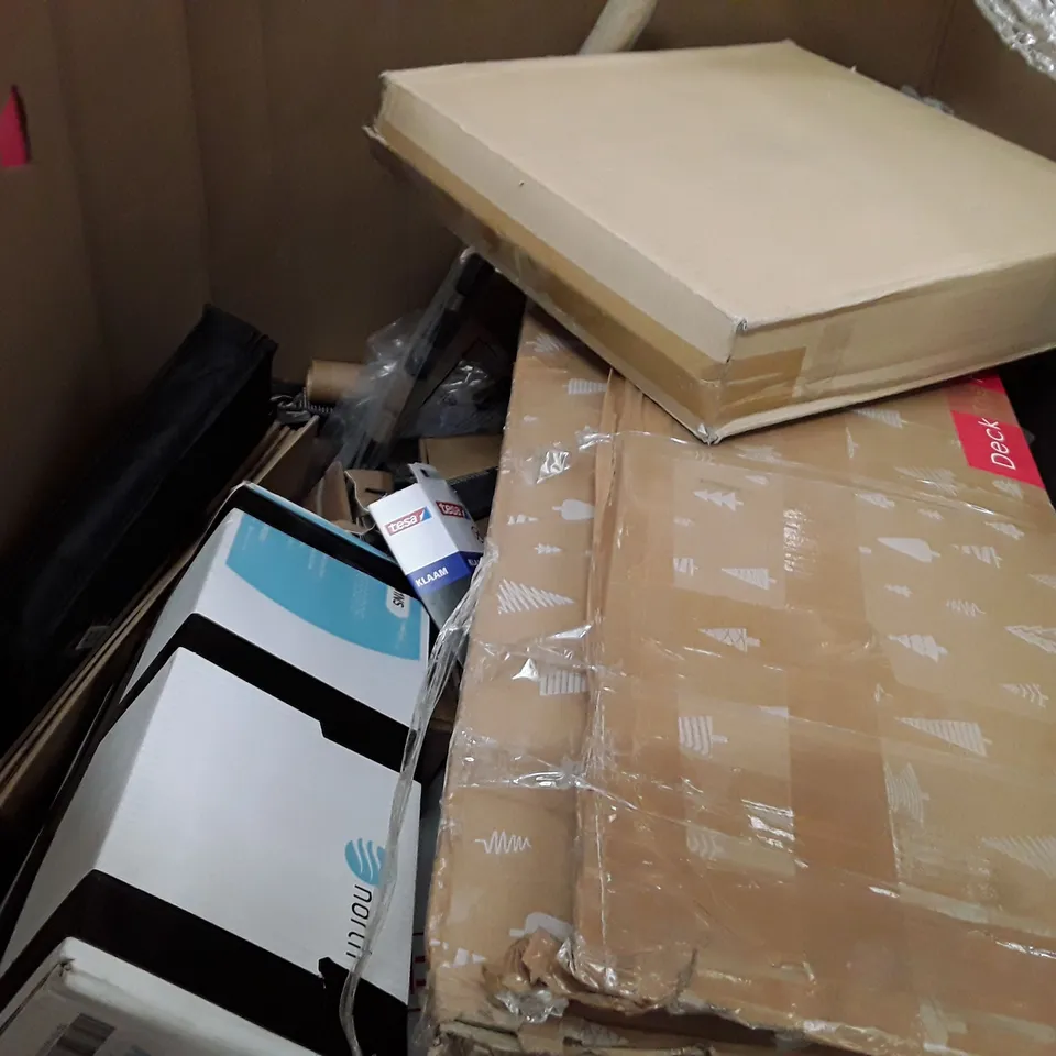 PALLET TO CONTAIN AN ASSORTMENT OF HOUSEHOLD ITEMS TO INCLUDE GAMING MONITORS, DART BOARS, BLENDERS AND PICTURE FRAMES ECT