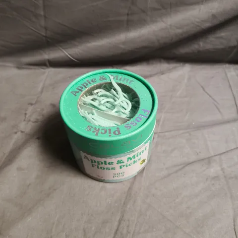 APPROXIMATELY 8 ASSORTED HEALTH & BEAUTY PRODUCTS INCLUDING APPLE & MINT FLOSS PICKS AND MAKE UP BAG 