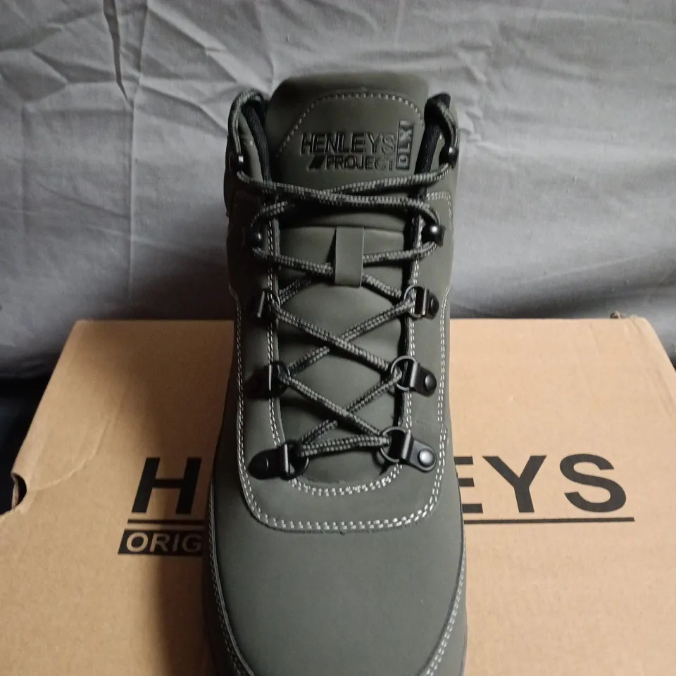 BOXED PAIR OF HENLEYS PROJECT MEN'S HIKING BOOTS - UK SIZE 9
