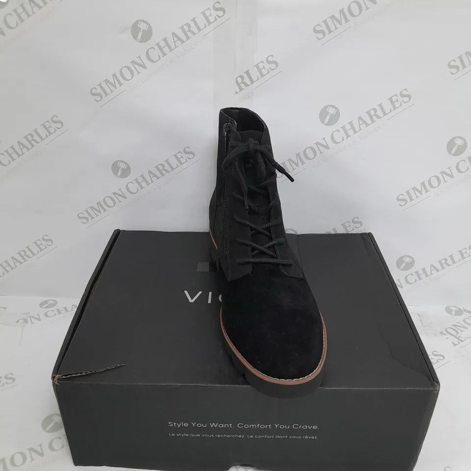 VIONIC LARSON LACE UP BOOT SIZE 8