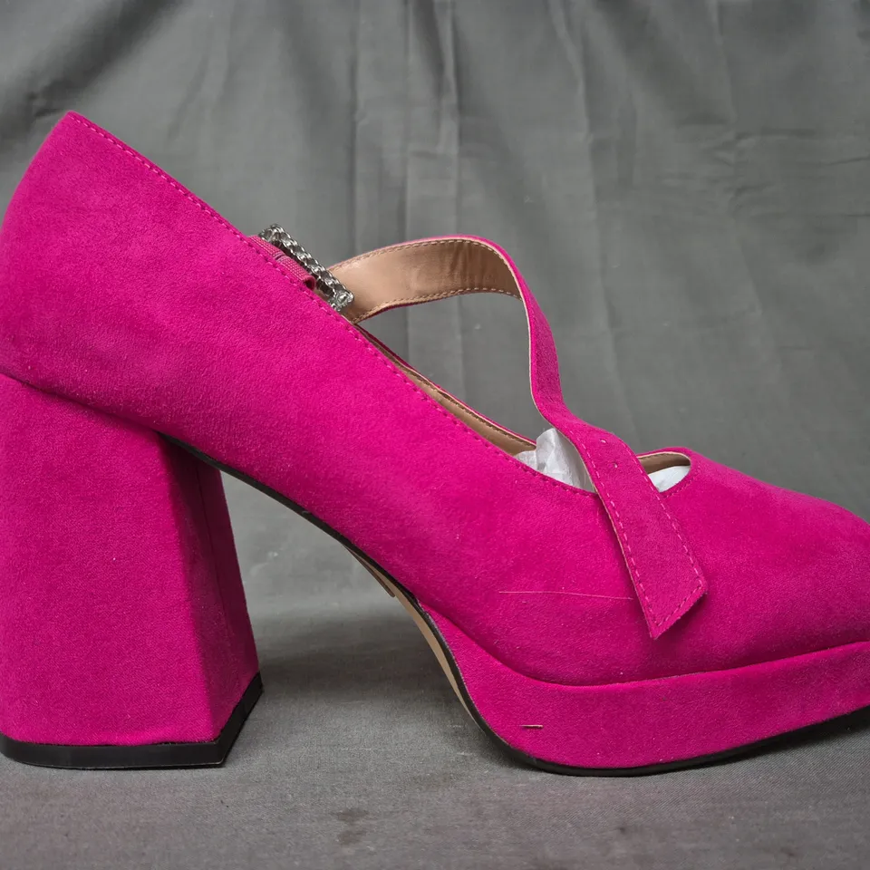 BOXED PAIR OF SIMPLY BE BLOCK HEEL SHOES IN PINK UK SIZE 7