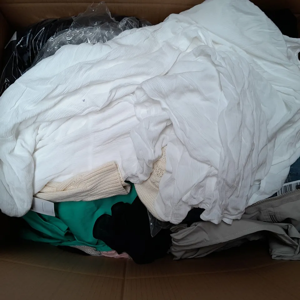 BOX OF APPROXIMATELY 25 ASSORTED CLOTHING ITEMS TO INCLUDE -  SOCKS , T-SHIRT , TROUSERS ETC