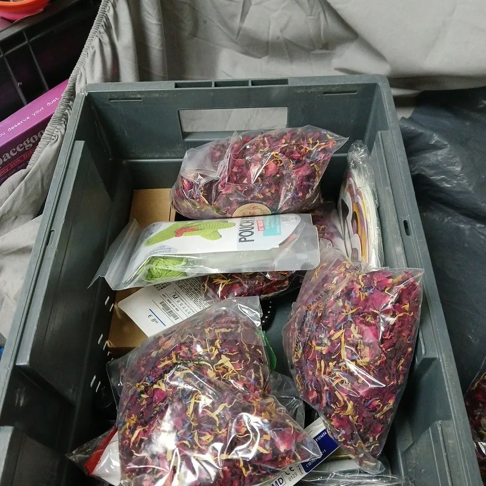 APPROXIMATELY 15 ASSORTED ITEMS TO INCLUDE SHARK WATER BOTTLE, ALARM CLOCK, CONFETTI, SALT LAMP ETC