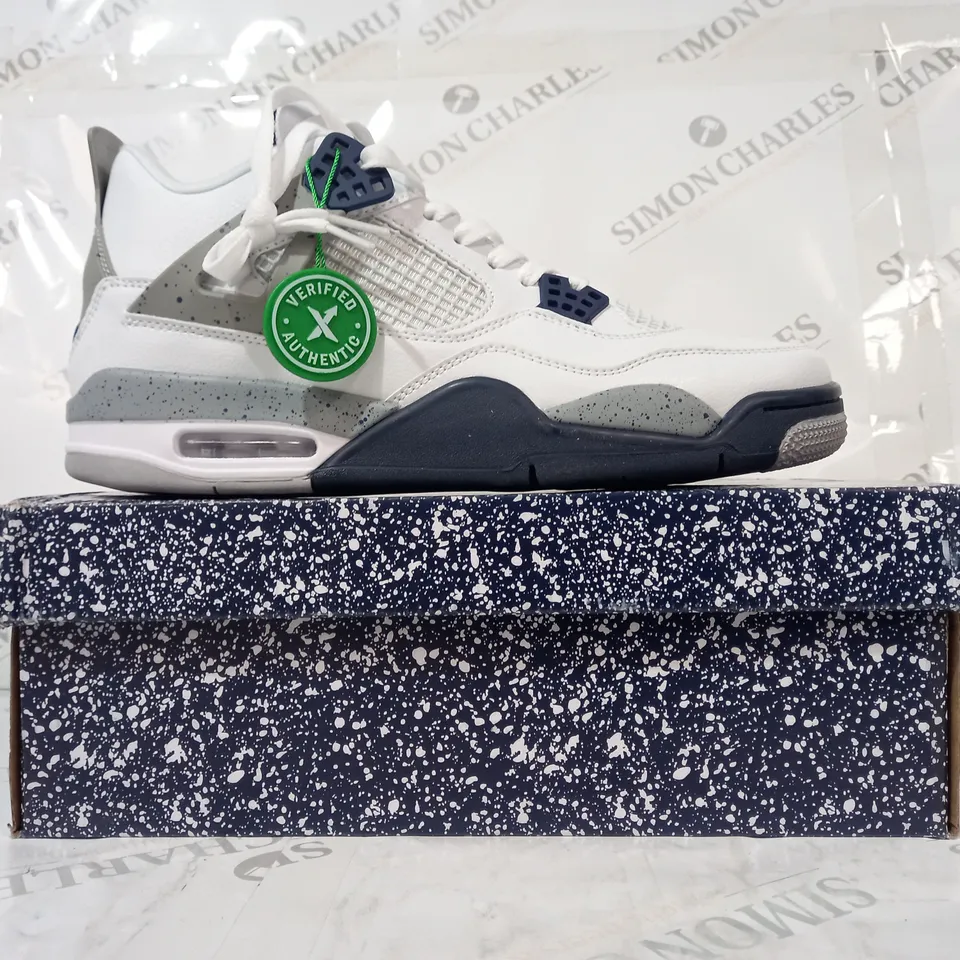 BOXED PAIR OF NIKE AIR JORDAN 4 RETRO SHOES IN WHITE/BLUE UK SIZE 10