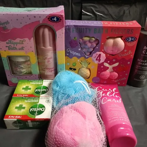 APPROXIMATELY 15 ASSORTED HEALTH & BEAUTY PRODUCTS TO INCLUDE WHIPPED BATH SET, BATH BOMBS AND MAN CAVE 