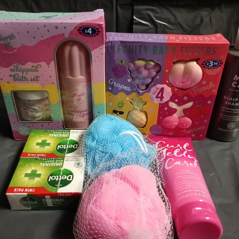 APPROXIMATELY 15 ASSORTED HEALTH & BEAUTY PRODUCTS TO INCLUDE WHIPPED BATH SET, BATH BOMBS AND MAN CAVE