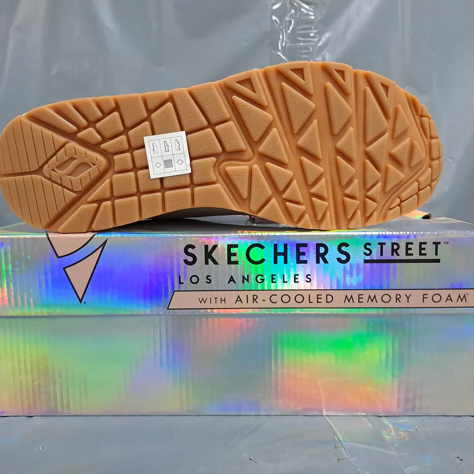 BOXED PAIR OF SKECHERS WOMEN'S SHOES IN PALE PINK/ROSE GOLD SIZE UK 7