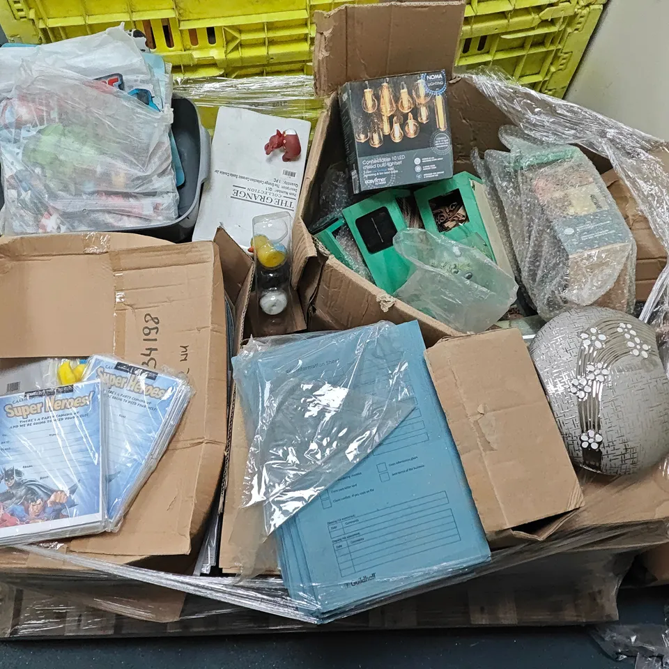 PALLET OF ASSORTED HOUSEHOLD ITEMS TO INCLUDE SOLAR INSECT HOUSES, SUPER HERO MULTI-PACKS, AVENGERS SEAT TOPS AND DECORATIVE VASE