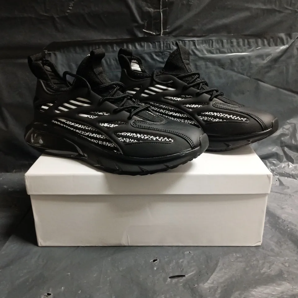 BOXED PAIR OF CONZURI VEXOR TRAINERS IN BLACK/WHITE SIZE 9.5