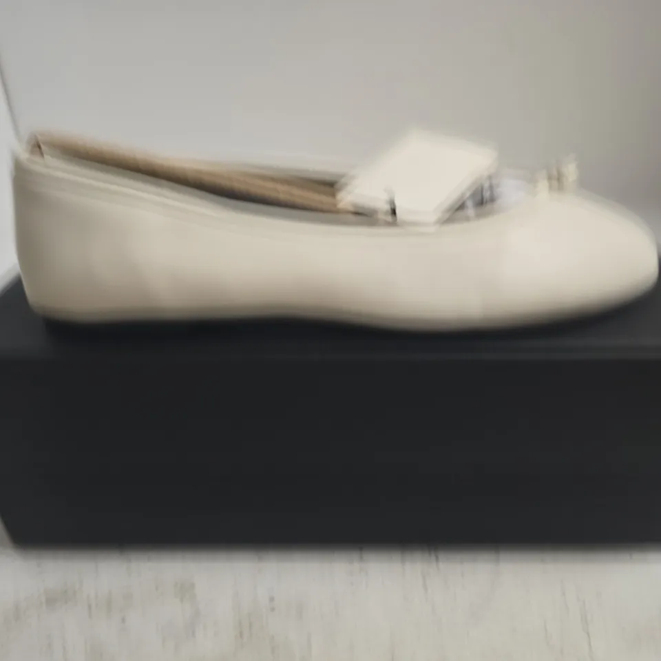 BOXED PAIR OF MASSIMO DUTTI CREAM BALLET FLATS, WOMEN'S – UK 5 (EU 38)