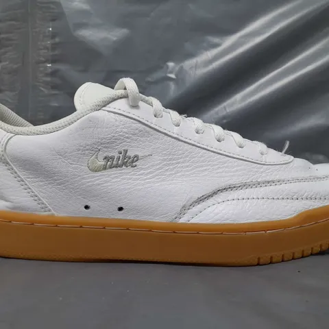 PAIR OF NIKE SHOES IN WHITE UK SIZE 8.5