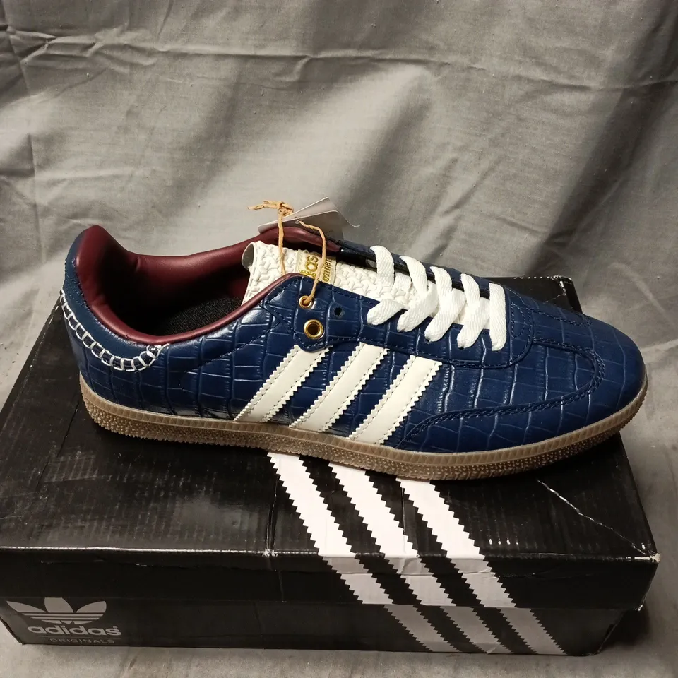 ADIDAS ORIGINALS TRAINERS – BLUE CROCODILE-EMBOSSED LEATHER, WHITE THREE-STRIPE BRANDING SIZE 8.5 BOXED