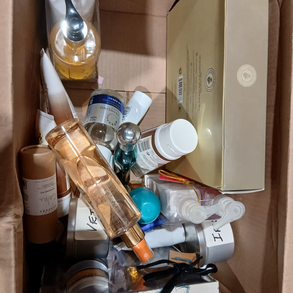 ASSORTED FRAGRANCES & COSMETICS: PERFUME BOTTLES AND BOXED SET