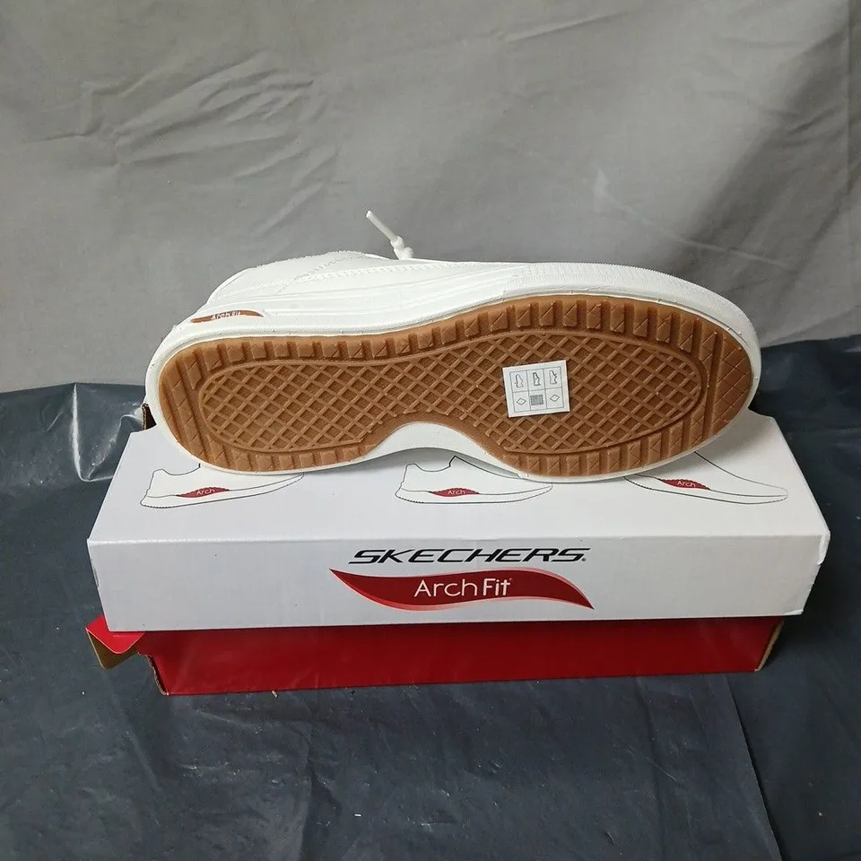 SKECHERS ARCH FIT WHITE TRAINERS – BOXED UK 3