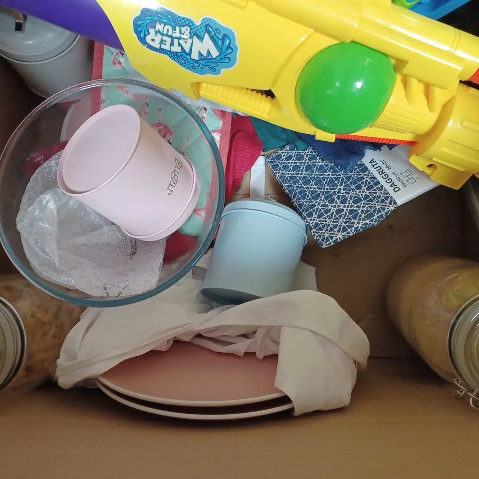 BOX OF APPROXIMATELY 15 ASSORTED HOUSEHOLD ITEMS TO INCLUDE KITCHEN UTENSILS, SALT & PEPPER MILLS, CHOPPING BOARD, ETC