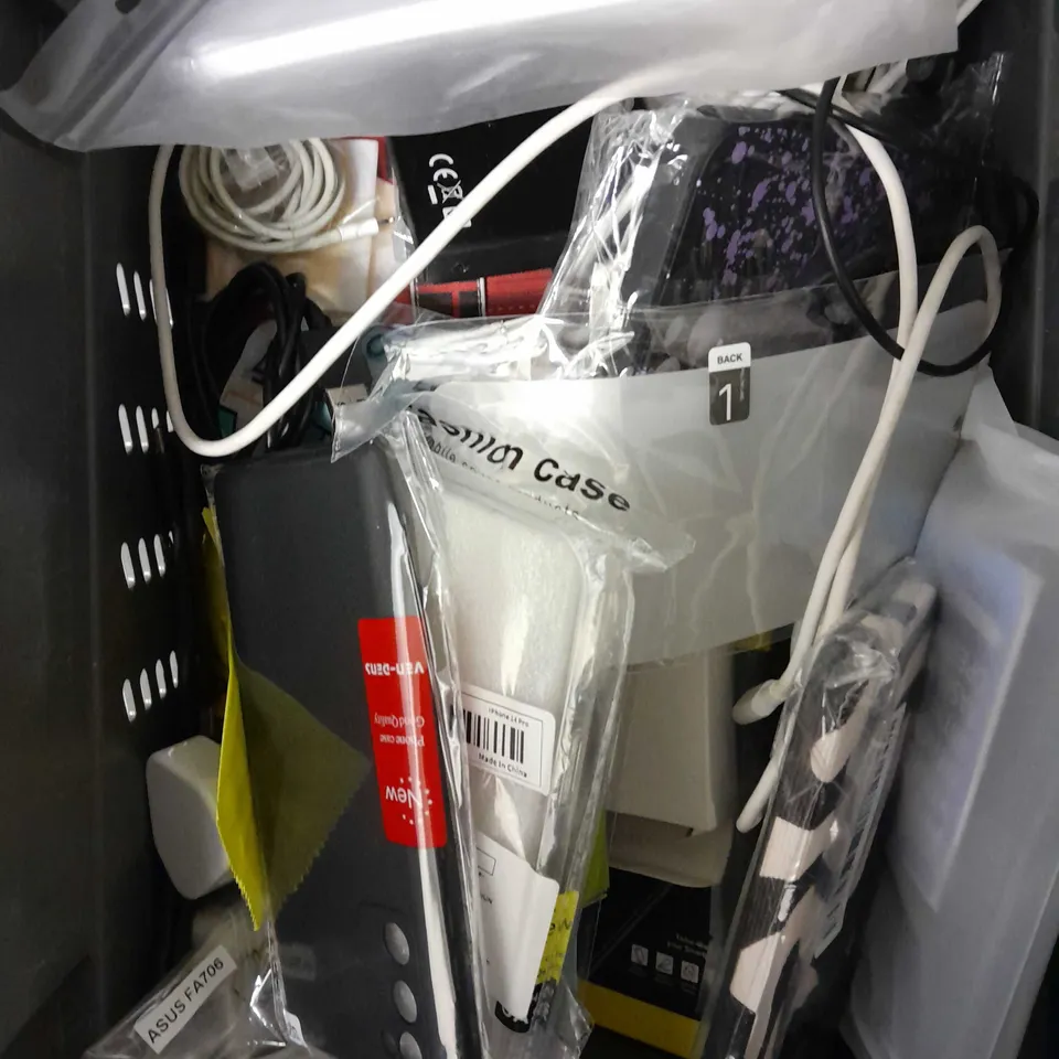 APPROXIMATELY 30 ASSORTED SMARTPHONE/TABLET ACCESSORIES TO INCLUDE PROTECTIVE CASES, CHARGING CABLES, SCREEN PROTECTORS ETC 