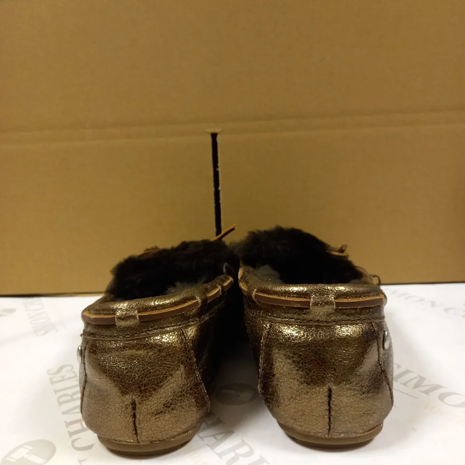 OUTLET EMU AMITY CUFF CRACKLED SLIPPER SIZE 4