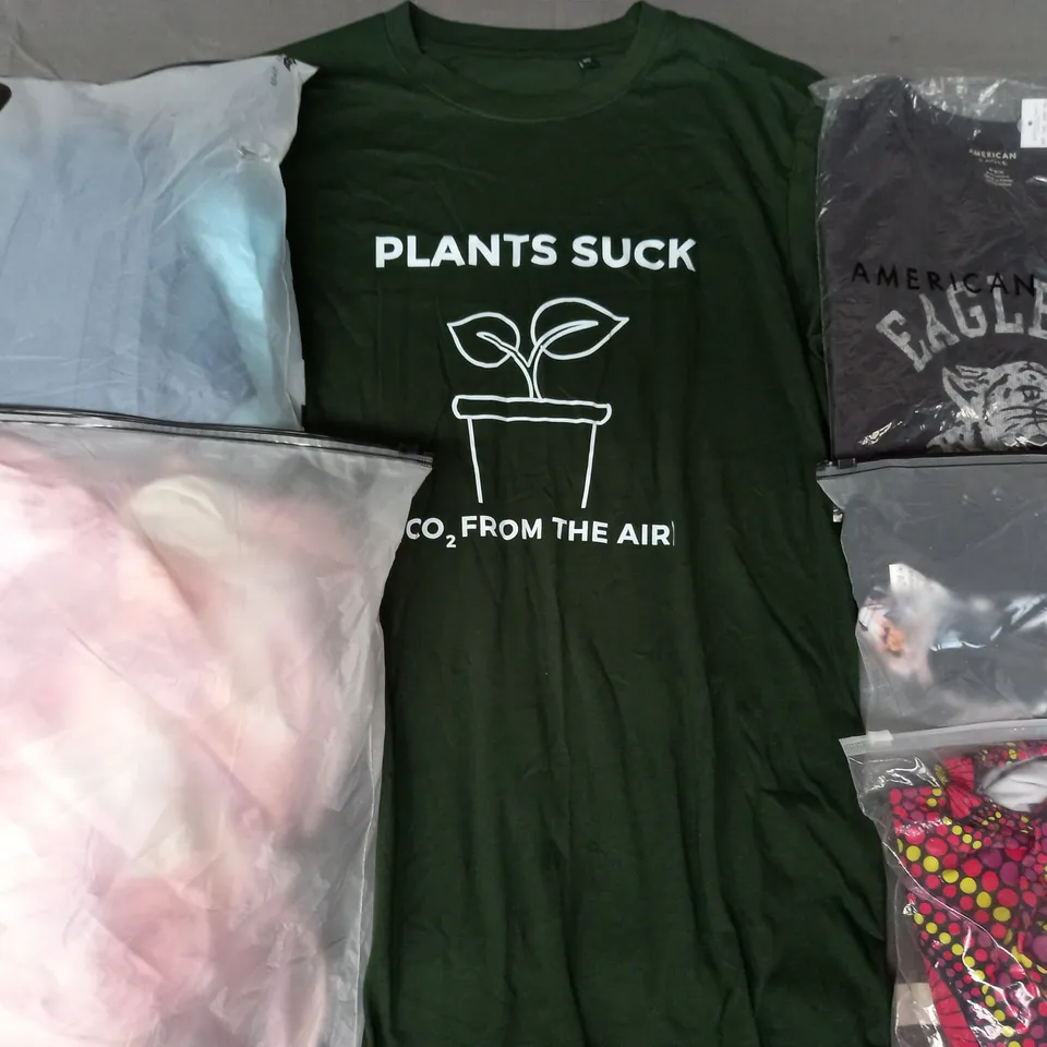 BOX OF APPROXIMATELY 20 ASSORTED CLOTHING AND FASHION ITEMS IN VARIOUS COLOURS, STYLES, AND SIZES - COLLECTION ONLY