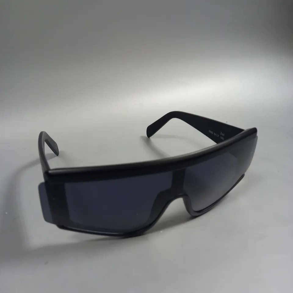 SUNGLASSES RETROSUPERFUTURE MEGA BLACK UAN