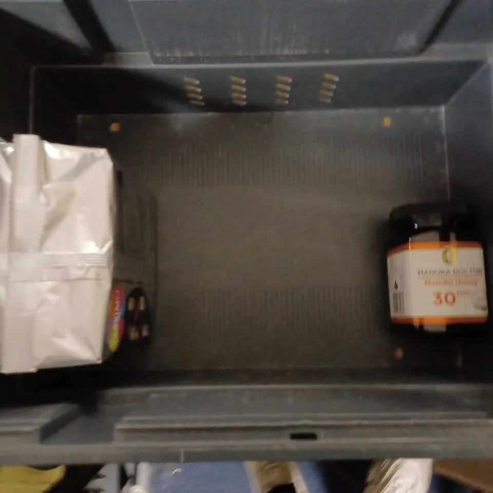 BOX OF APPROX 5 ITEMS TO INCLUDE MANNUKA HONEY, TASSIMO COFFEE PODS AND REDBER COFFEE BEANS