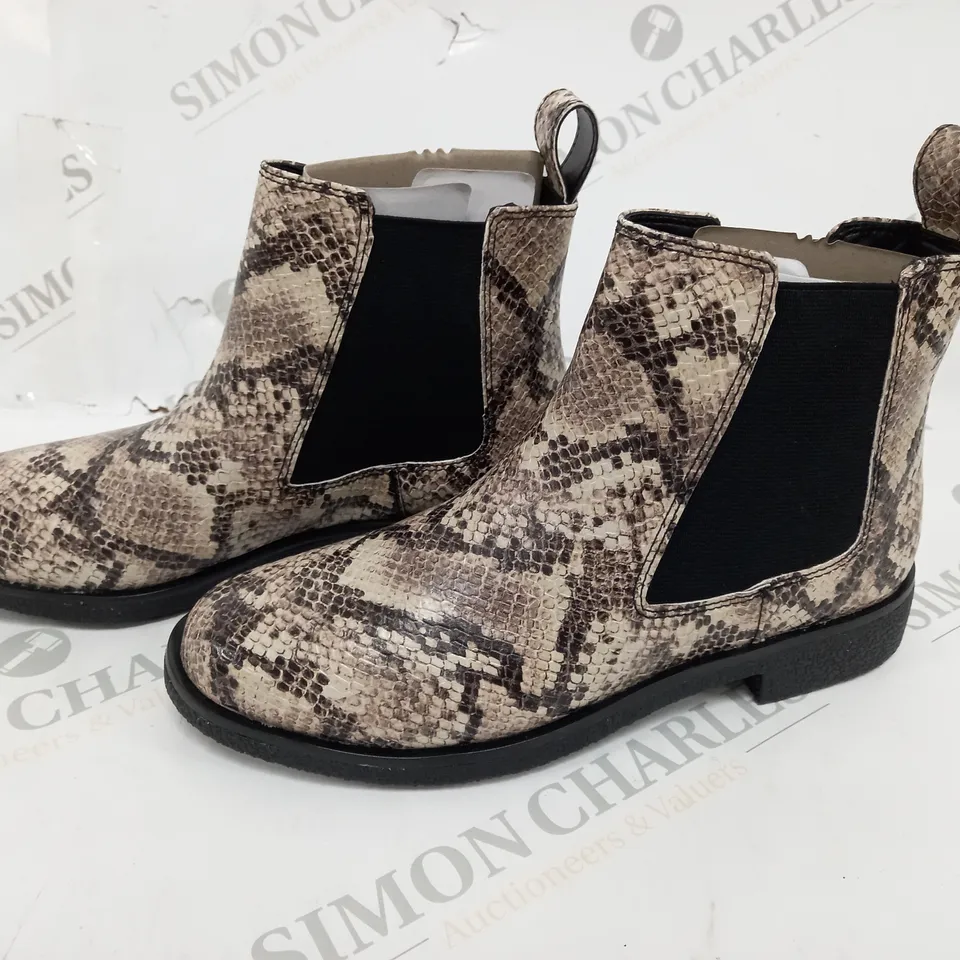 BOXED PAIR OF CLARKS GRIFFIN TAUPE SNAKE BOOTS - UK 3