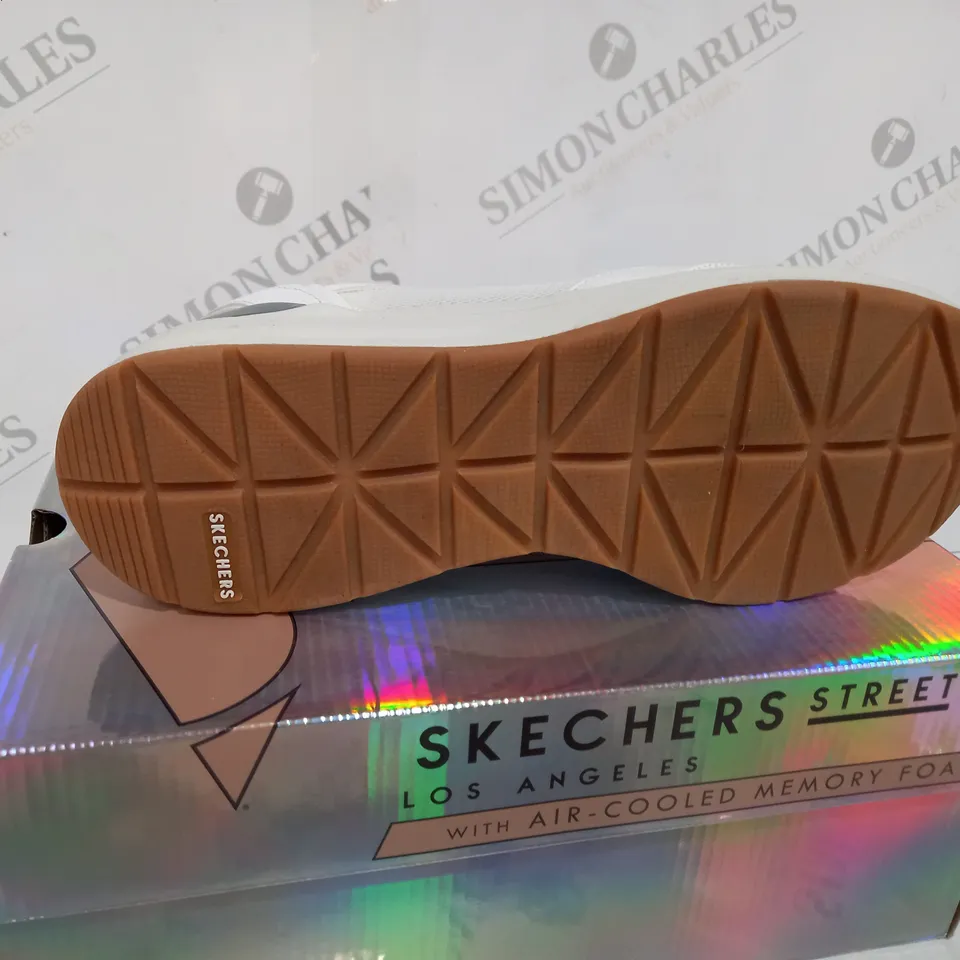 OUTLET SKECHERS AIR COOLED MEMORY FOAM WHITE TRAINERS