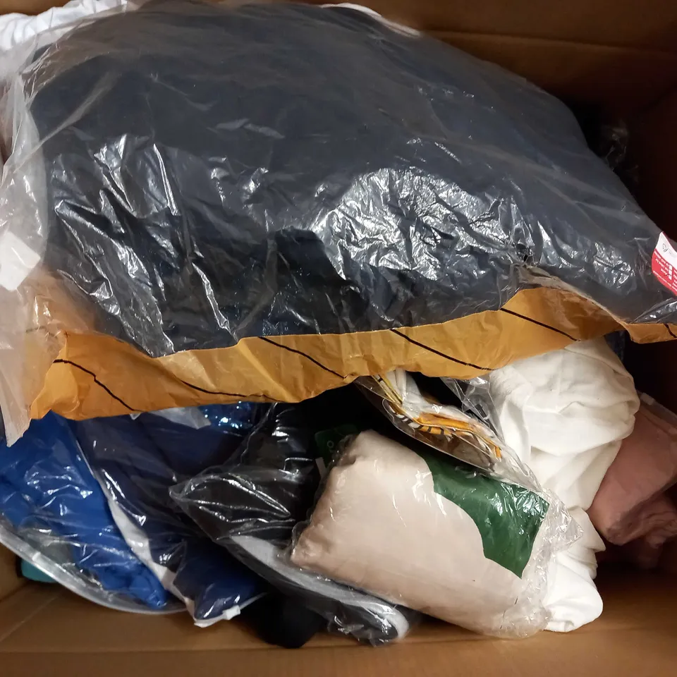 LOT OF APPROX 20 ASSORTED CLOTHING ITEMS TO INCLUDE DRESSES, SWIMWEAR AND TROUSERS 