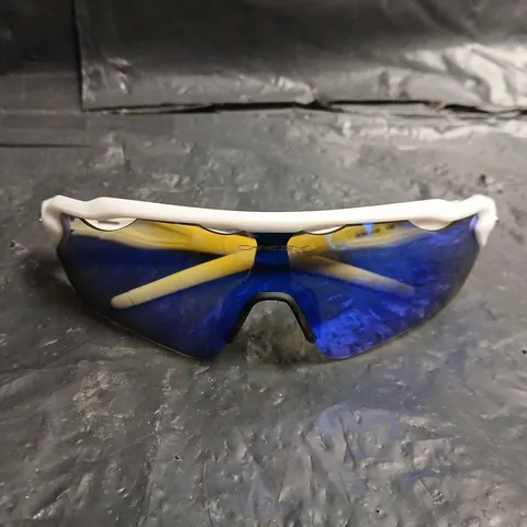 BOXED OAKLEY SUNGLASSES WITH BLUE MIRRORED LENSES – WHITE FRAME