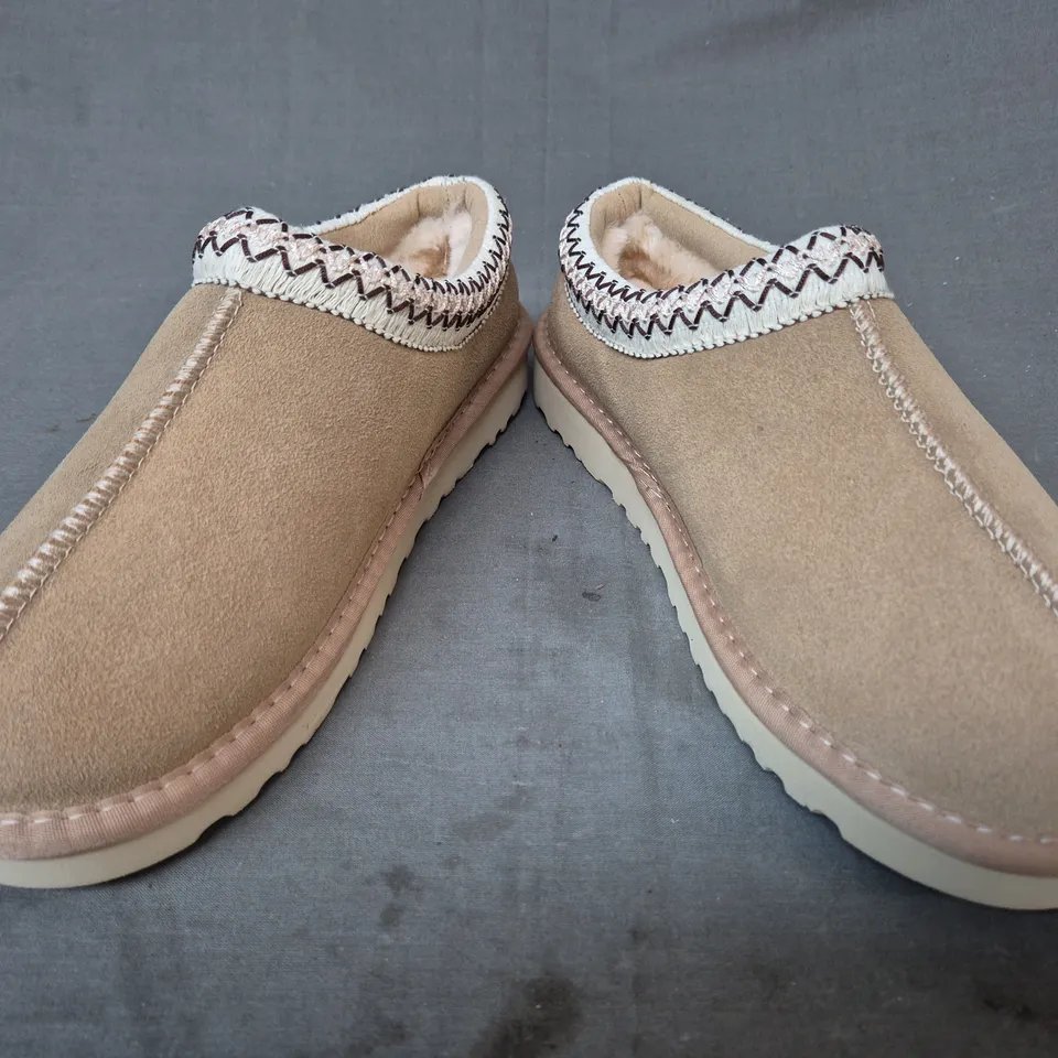 BOXED PAIR OF UGG WOMEN'S DAKOTA SHOES IN LIGHT BROWN UK SIZE 6