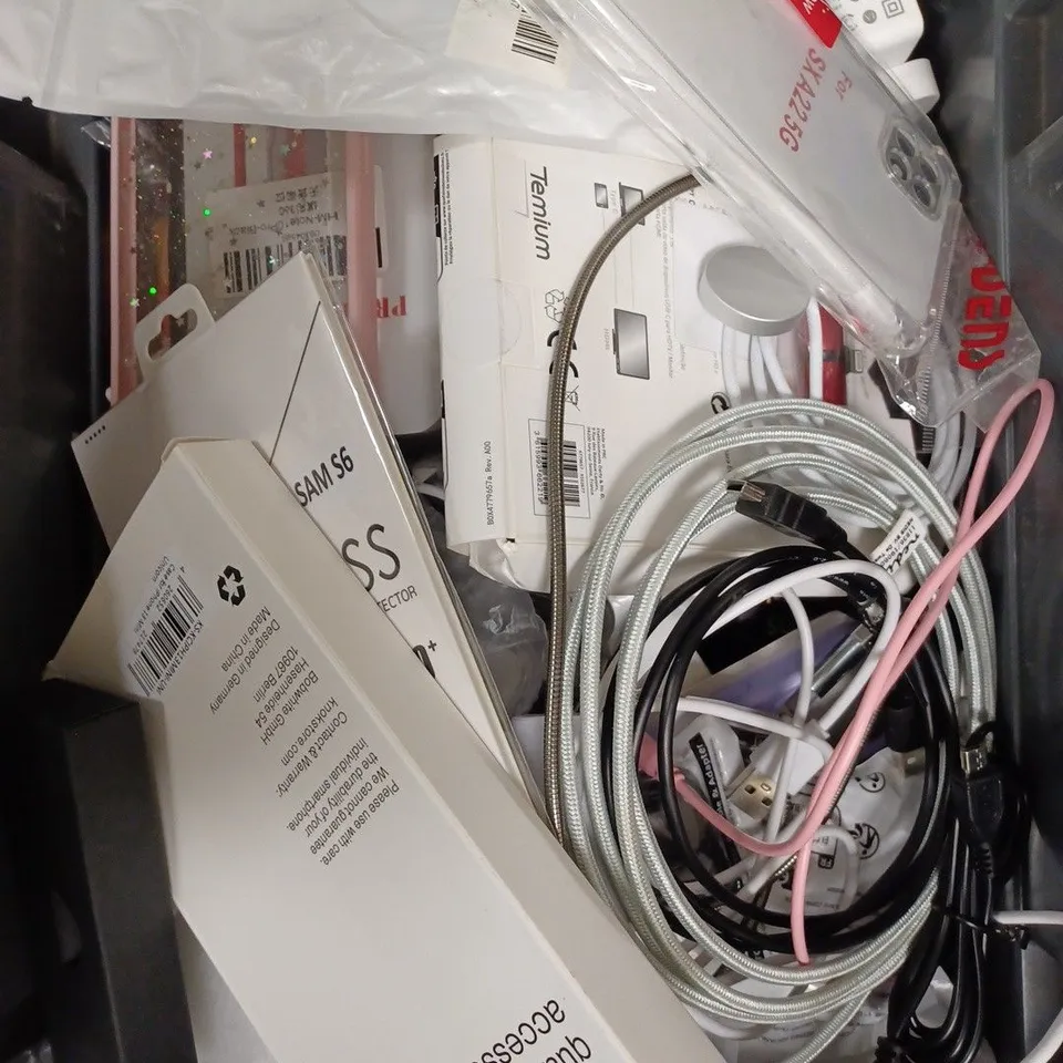 BOX OF APPROXIMATELY 30 ASSORTED SMARTPHONE AND ELECTRICAL ITEMS/ACCESSORIES TO INCLUDE USB CHARGING CABLES, SCREEN PROTECTORS, CASES ETC 