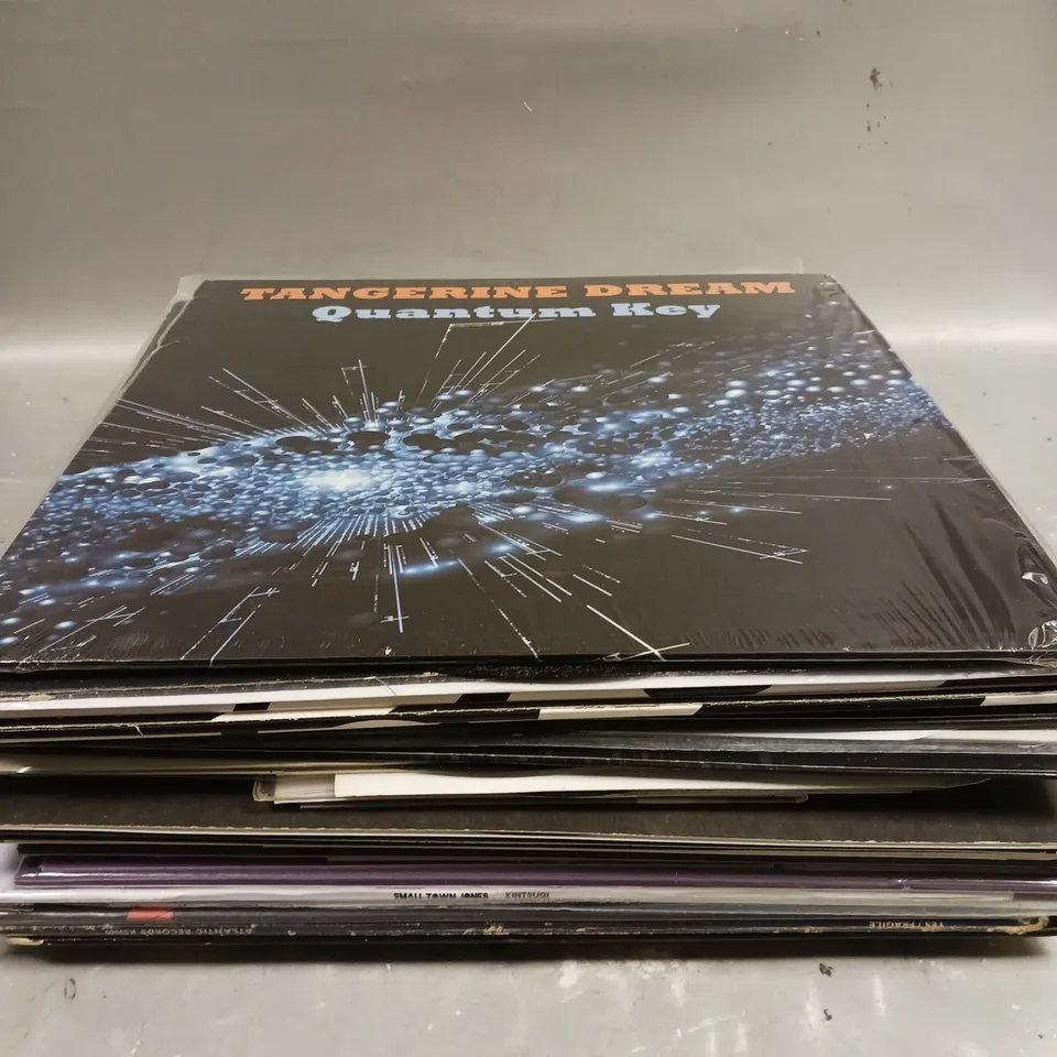 APPROXIMATELY 30 ASSORTED VINYLS TO INCLUDE METAL FOR MUTHAS, RULE BRITANNIA!, MODERN WOMAN ETC 