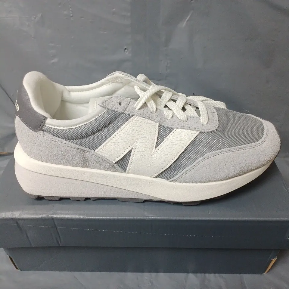BOXED PAIR OF NEW BALANCE 370 TRAINERS - UK SIZE 8.5