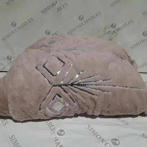 OUTLET JM BY JULIEN MACDONALD ART DECO REVERSIBLE FAUX FUR THROW IN DUSKY PINK 