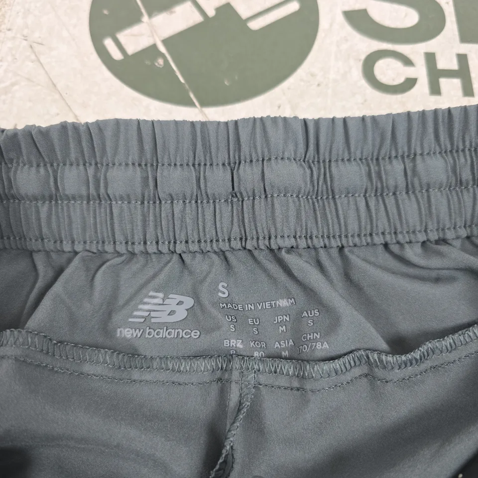 NEW BALANCE GREY TRACK PANTS – SIZE S