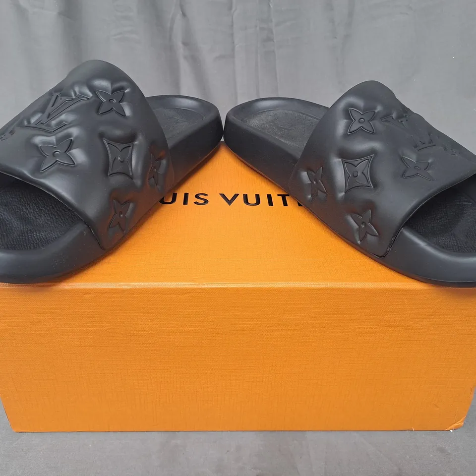 BOXED PAIR OF LOUIS VUITTON SLIDERS IN BLACK UK SIZE 10