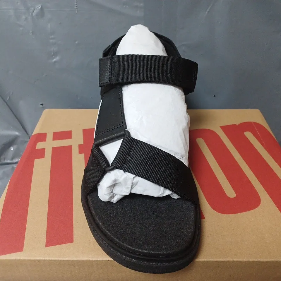 BOXED PAIR OF FITFLOP GEN-FF WEBBING/LEATHER BACKSTRAP SANDALS IN BLACK - UK 6