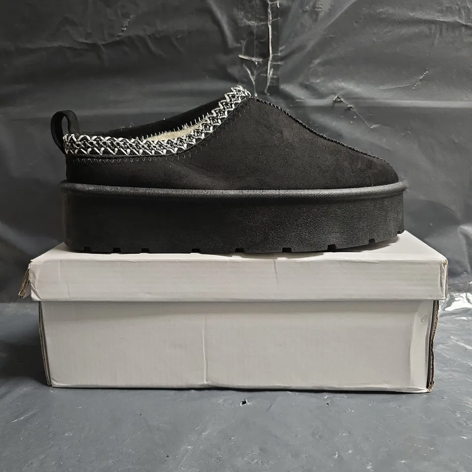 BOXED PAIR OF UNBRANDED FAUX FUR LINED SHOES IN BLACK SIZE EU 39
