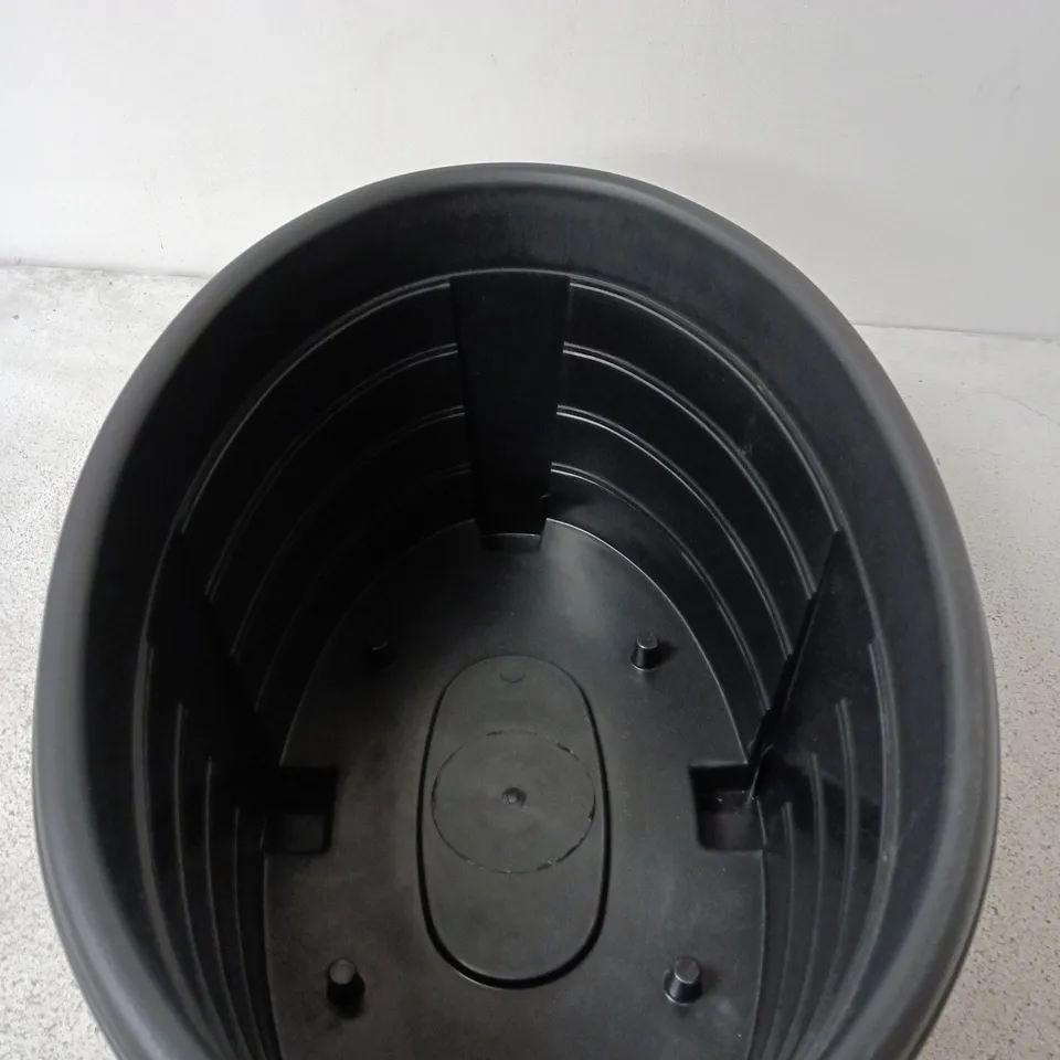 BLACK PLASTIC PLANTER TUB