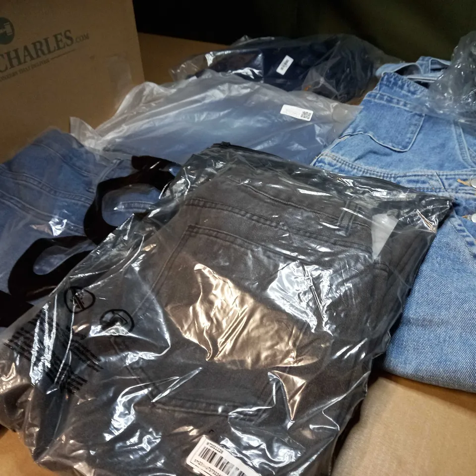 LOT OF APPROX. 15 ASSORTED CLOTHING ACCESSORIES  IN VARYING SIZES/COLOURS/STYLES TO INCLUDE: GLOVES, HAT, BAGS