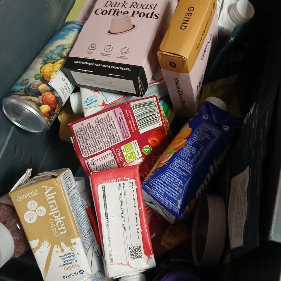 APPROXIMATELY 15 ASSORTED FOOD ITEMS INCLUDING GRASS & CO DRINK , BAXTERS ROOT VEGETABLE TURMERIC SOUP AND GRIND INSTANT COFFEE 