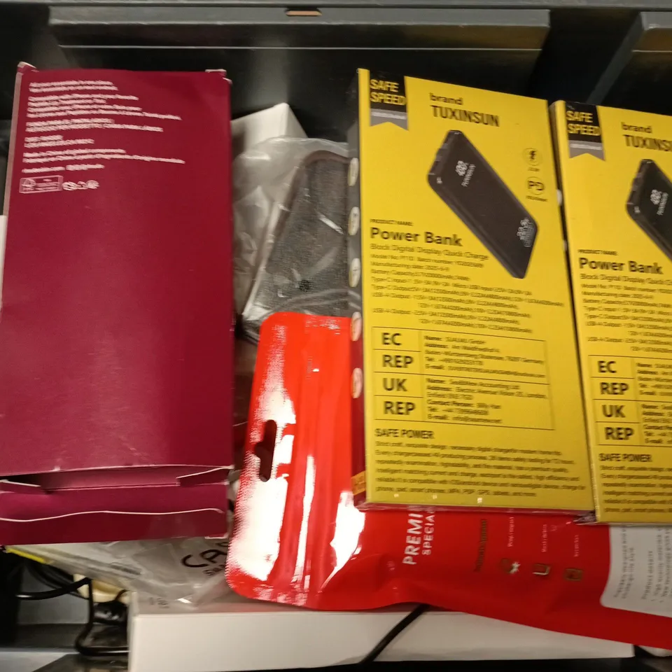 APPROXIMATELY 15 ASSORTED MOBILE PHONE ACCESSORIES TO INCLUDE POWER BANKS, CASES AND CHARGE CABLES