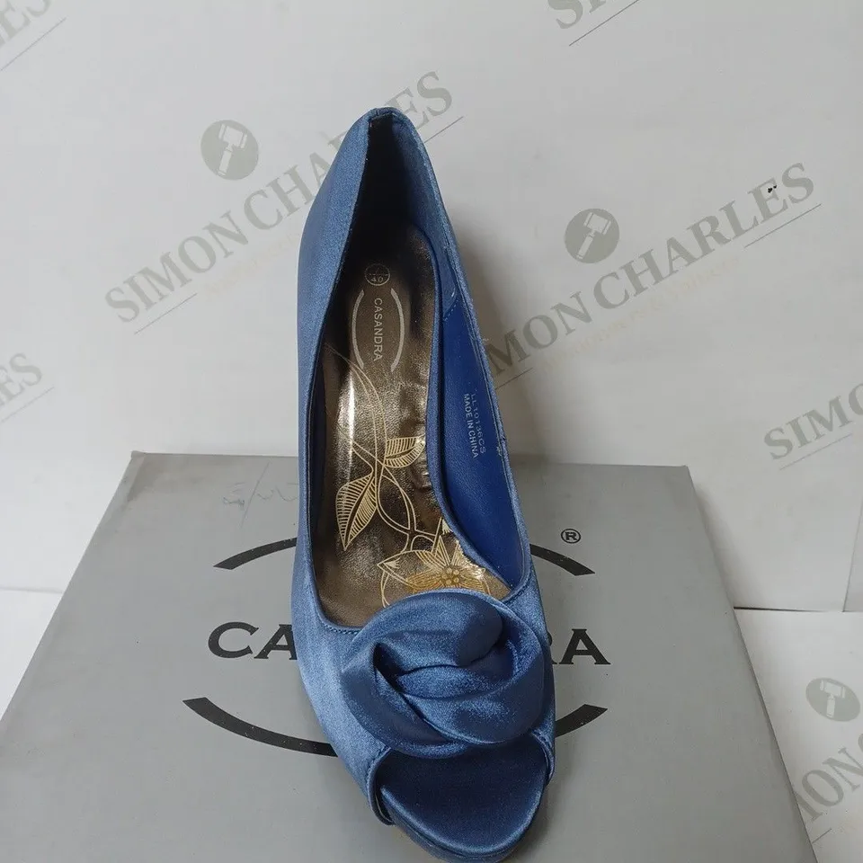 BOXED PAIR OF CASANDRA OPEN TOE HEELED SHOES IN BLUE SIZE 7 
