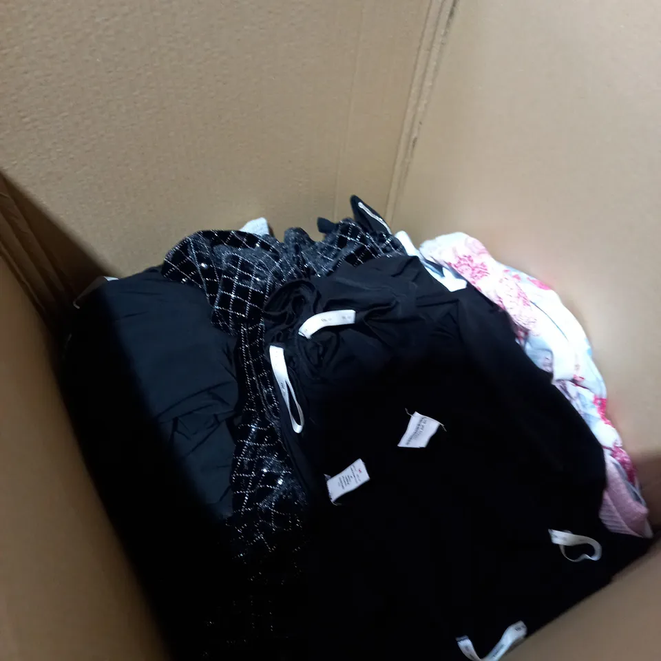 BOX OF APPROXIMATELY 15 ASSORTED CLOTHING ITEMS TO INCLUDE JUMPERS, TOPS, DRESSES ETC