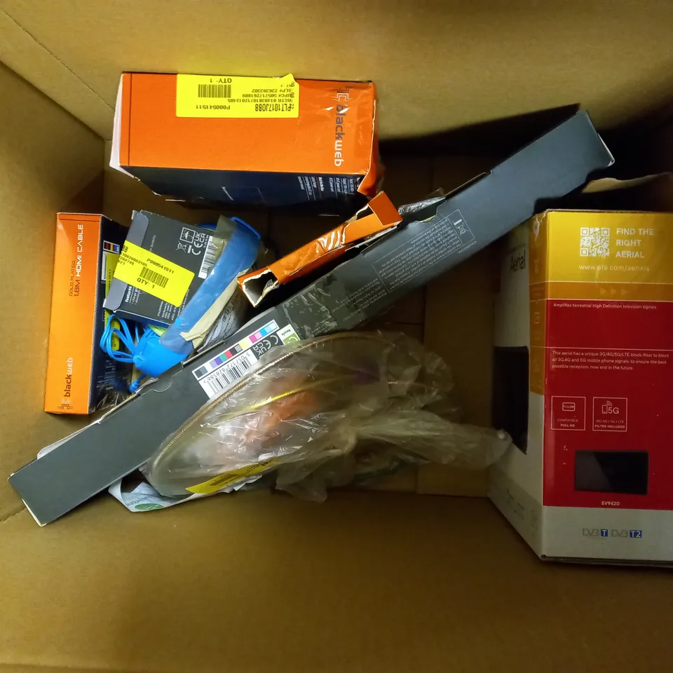 LOT OF APPROXIMATELY 12 ELECTRICAL ITEMS, TO INCLUDE RADIO, EARPHONES, CHARGER, ETC