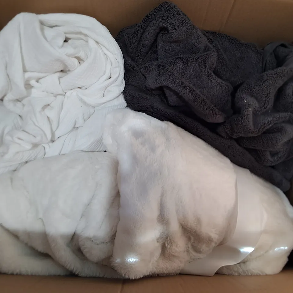 LOT OF APPROXIMATELY 15 ASSORTED BEDDING AND SOFT FURNISHING ITEMS TO INCLUDE CUSHION, TOWELS AND SHEETS